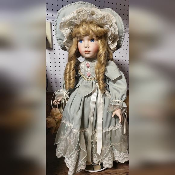 VINTAGE porcelain 25' Collectible Doll Deep Blue Eyes 👀 💙 - Picture 5 of 5